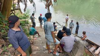 Kegiatan Bermanfaat di Hari Libur, Warga Kompak Perbaiki Pangkalan Mandi di Sungai
